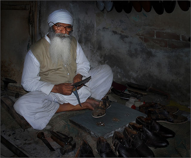 The-Shoe-maker-Amritsar.jpg